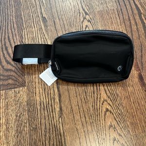 Lulu Everywhere belt bag black